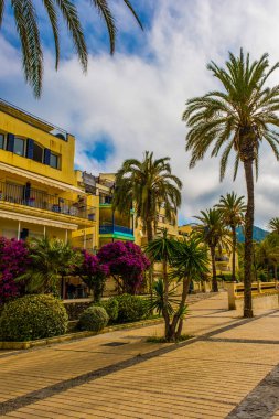 Sitges 'deki cadde manzarası, bir İspanyol Plaj Tatil Köyü. Yaz tatili, tatil ve seyahat