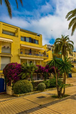 Sitges 'in manzarası. İspanyol sahil beldesi. Yaz tatilleri, tatiller ve seyahat. Boşluğu kopyala