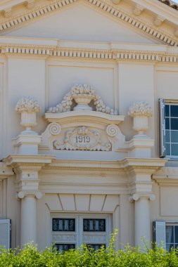 Sitges, Katalonya, İspanya - 02 Haziran 2022: Sitges 'deki eski özel evde ön cephe manzarası