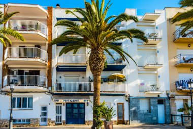 Sitges, Katalonya, İspanya - 2 Haziran 2022: İspanyol sahil beldesi Sitges 'in manzarası. Yaz tatili, tatil ve seyahat