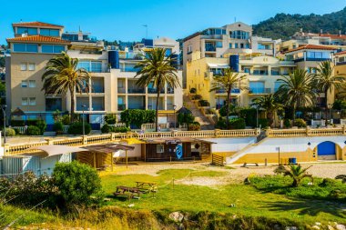 Sitges, Katalonya, İspanya - 2 Haziran 2022: İspanyol sahil beldesi Sitges 'in manzarası. Yaz tatili, tatil ve seyahat