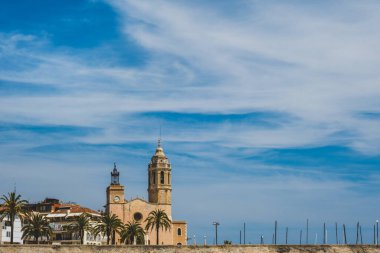 St. Bartholomew Kilisesi ve Santa Tecla Sitges, Katalonya, İspanya manzarası. Boşluğu kopyala