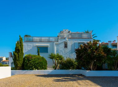 Sitges 'deki cadde manzarası, bir İspanyol Plaj Tatil Köyü. Yaz tatili, tatil ve seyahat