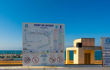 Sitges, Katalonya, İspanya - Haziran 02, 2022: Sitges Limanı 'nda tekneler. Port d'Aiguadolc