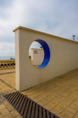 Sitges 'deki cadde manzarası, bir İspanyol Plaj Tatil Köyü. Yaz tatili, tatil ve seyahat