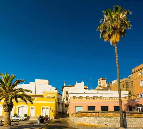 Sitges, Katalonya, İspanya - 2 Haziran 2022: İspanyol sahil beldesi Sitges 'in manzarası. Yaz tatili, tatil ve seyahat