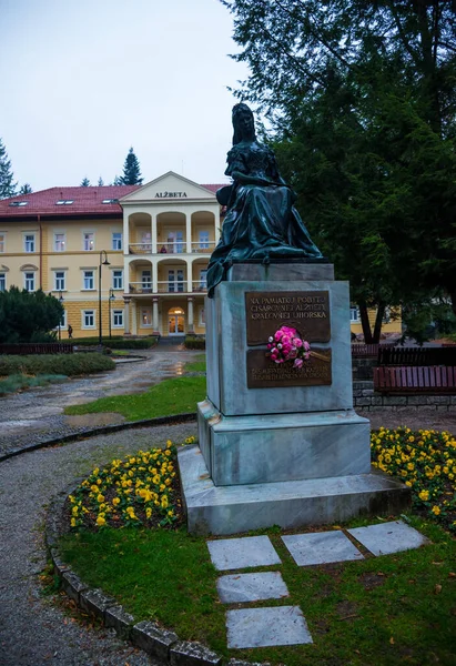 Bardejovske Kupele Eslovaquia Octubre 2018 Estatua Emperatriz Elisabeth Con Hotel — Foto de Stock