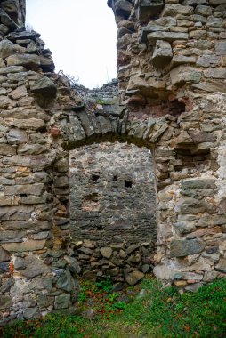 Slovakya 'daki Zborov Ortaçağ şatosunun kalıntıları. Sonbahar zamanı