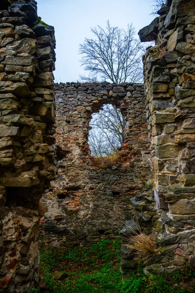 Slovakya 'daki Zborov Ortaçağ şatosunun kalıntıları. Sonbahar zamanı