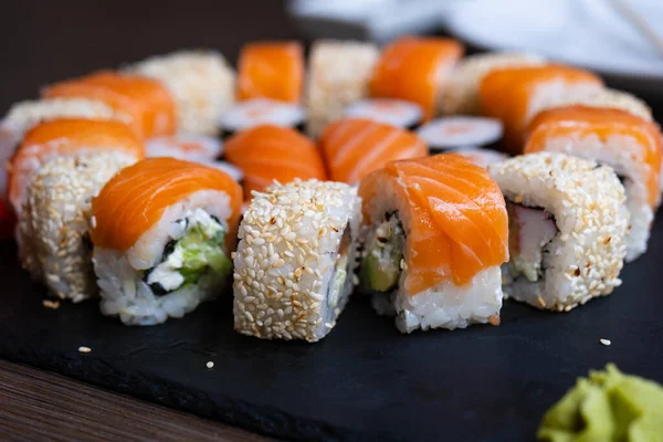 Heerlijke Verse Sushi Rolset Een Zwart Bord Sushi Broodje Met — Stockfoto