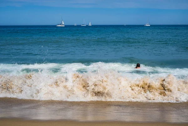 Adolescent Aux Cheveux Longs Caucasiens Nage Dans Mer Par Une — Photo