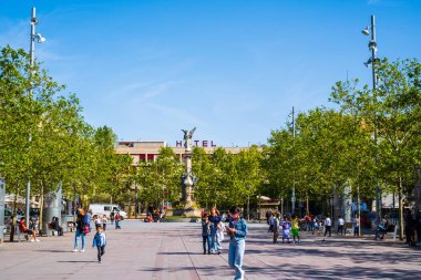 Vilafranca del Penedes, Katalonya, İspanya - 26 Nisan 2022: Vilafranca del Penedes 'in tarihi merkezinde sokak pazarı. Vilafranca Katalonya 'daki Alt Penedes' in başkentidir.