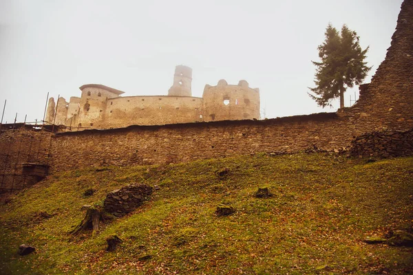 Zřícenina Středověkého Hradu Zborov Makovica Východním Slovensku Evropa Mlhavý Podzim — Stock fotografie