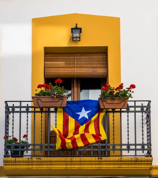 Die Flagge Des Unabhängigen Katalonien Flattert Auf Dem Balkon Geschmückt — Stockfoto