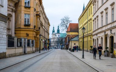 Krakow, Polonya - 24 Mart 2019 Krakow 'da tarihi evleri olan sokak