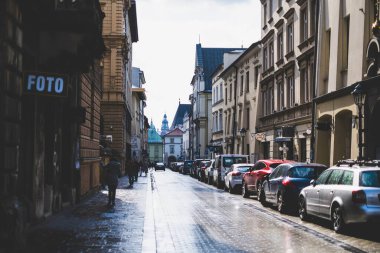 Krakow, Polonya - 24 Mart 2019 Krakow 'da tarihi evleri olan sokak