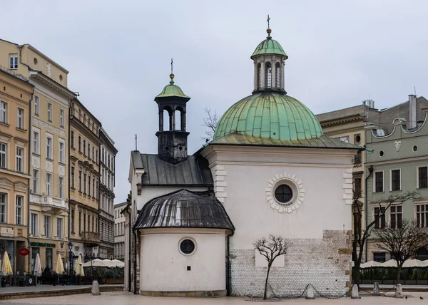 ポーランド クラクフ 2019年3月24日 聖アダルベルト教会 Wojciech クラクフのメイン広場にあるローマ カトリック教会 17世紀から18世紀のバロック様式 — ストック写真