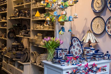 Krakow, Polonya - 24 Mart 2019: Krakow 'daki çömlek dükkanı
