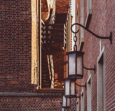 Wawel Kale Duvarı. Fenerli kahverengi tuğla duvar. Polonya 'nın Krakow şehrinde bir şato. UNESCO Dünya Mirası Alanı. Polonya 'da tarihi ve kültürel açıdan önemli bir yer.