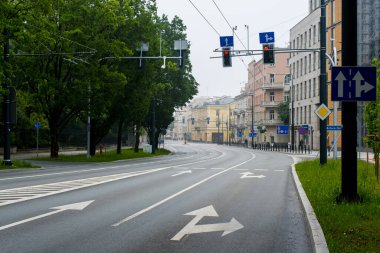 Lublin, Polonya - Haziran 05, 2022: Sisli bir pazar sabahı boş yol