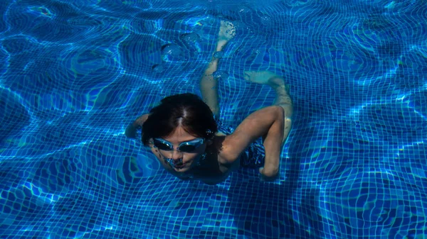 屋外スイミングプールで男の子 水泳プールの10代 ホテルや屋外スイミングレッスンでの夏休み 健康的なライフスタイルのコンセプト — ストック写真