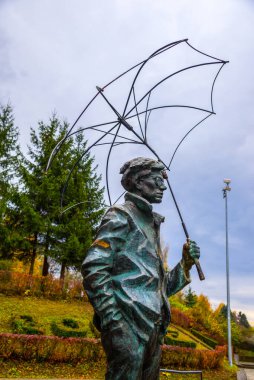 Medzilaborce, Slovakya - 28 Ekim 2018: Andy Warhol heykeli. Andy Warhol Modern Sanatlar Müzesi. Medzilaborce 'de ana cadde