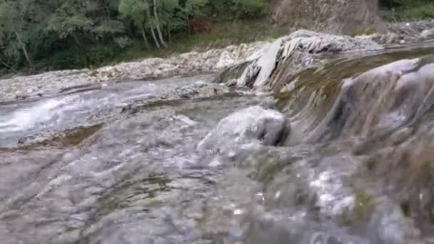 Prachtig Uitzicht Stromend Rivierwater Bergen — Stockvideo