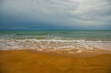 Güzel deniz manzarası. İspanya 'nın Sitges sahil şeridinde sarı kum ve berrak suyla Akdeniz kıyılarının muhteşem manzarası.