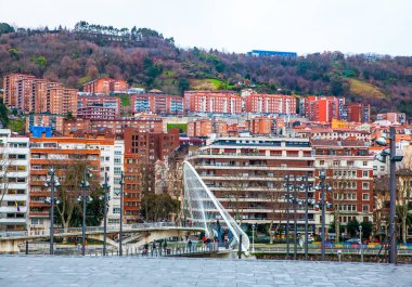 Bilbao, Bask ülkesi, İspanya - 25 Ocak 2019: İnsanlar Bilbao 'daki Zubizuri köprüsünden geçiyorlar