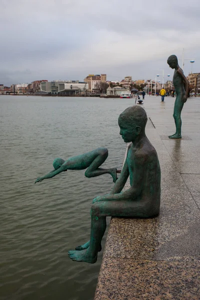 サンタンデール カンタブリア州 スペイン 2019年1月25日 ラケロス湾サンタンデールのスペイン人アーティスト コボによる彫刻 スペインの港サンタンデールにあるラケロス像の詳細ページ — ストック写真