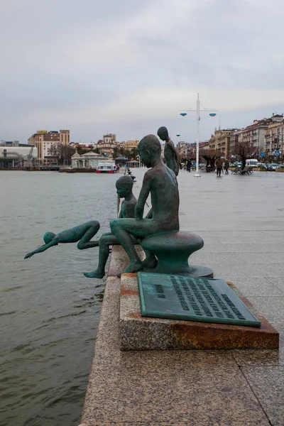 サンタンデール カンタブリア スペイン 2019年1月25日 ラケロス湾サンタンデールのスペイン人アーティスト コボによる彫刻 スペインの港サンタンデールにあるラケロス像の詳細ページ — ストック写真
