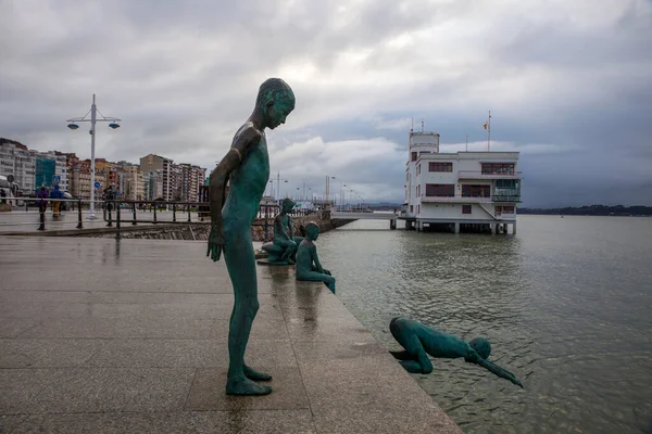 サンタンデール カンタブリア州 スペイン 2019年1月25日 ラケロス湾サンタンデールのスペイン人アーティスト コボによる彫刻 スペインの港サンタンデールにあるラケロス像の詳細ページ — ストック写真