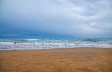 Güzel deniz manzarası. İspanya 'nın Sitges sahilinde sarı kum ve berrak suyla Akdeniz kıyılarının muhteşem manzarası