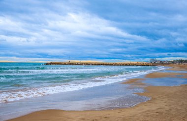 Barcelona 'nın varoşlarındaki küçük bir tatil köyü Sitges. Katalonya, İspanya. Sitges 'in simgeleri. Akdeniz 'de kış