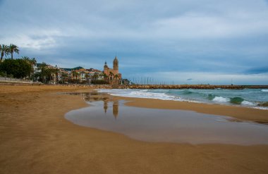 St. Bartholomew Kilisesi ve Santa Tecla Sitges, Katalonya, İspanya manzarası. Boşluğu kopyala