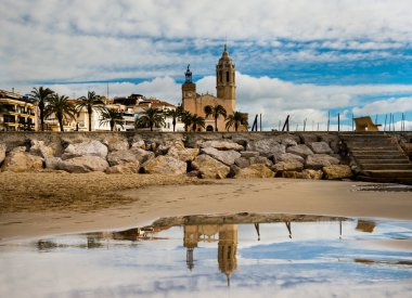St. Bartholomew Kilisesi ve Santa Tecla Sitges, Katalonya, İspanya manzarası. Sitges 'in simgeleri. Akdeniz 'de kış