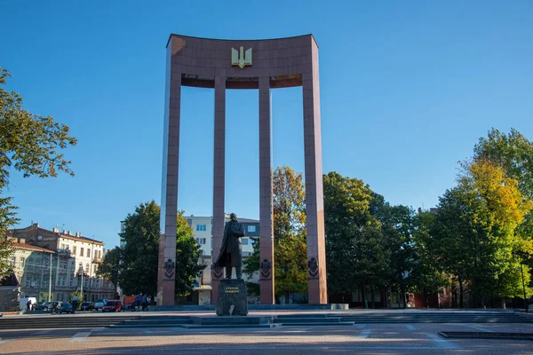 Lvov Ukrajina 2018 Památník Štěpána Bandery Stele Ukrajinské Státnosti Metrů — Stock fotografie