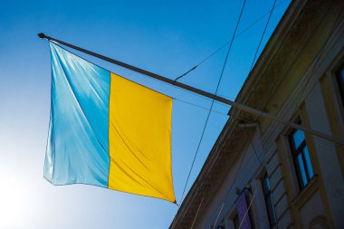Ukrayna bayrağı. Lviv şehrinde mavi sarı bayrak. Ukrayna 'da Savaş