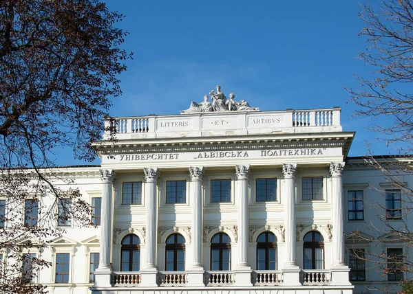 Lviv 2018 Universidade Nacional Politécnica Edifício Principal Coroado Com Estátuas — Fotografia de Stock