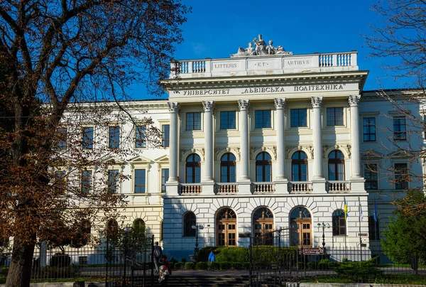 Lviv 2018 Lviv Polytechnology National University 中央の建物のファサード アティカスは 力学を象徴する彫刻グループによって装飾されています — ストック写真