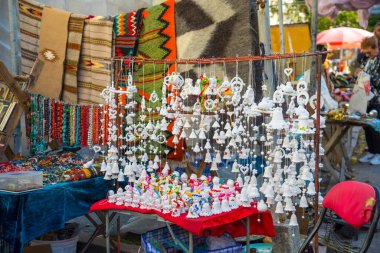 Lviv, UA - 10, 06, 2018: Lviv Old Town 'da hediyelik eşya pazarı