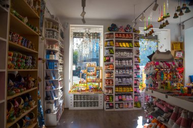 Lviv, UA - 10, 06, 2018: Lviv Old Town 'daki hediyelik eşya dükkanının içi. Ulusal kıyafetler, nakış, oyuncaklar ve hediyelik eşyalar, tablolar, antikalar ve daha fazlası.