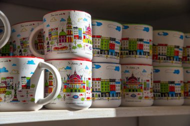 Lviv, UA - 10, 06, 2018: Lviv Old Town 'daki hediyelik eşya dükkanının içi