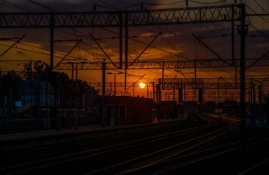 Gdynia, Polonya - 27 Temmuz 2018: Gdynia ana istasyonu (Lehçe: Gdynia Glowna) Pomeranya Voyvoda 'da yer alan Gdynia şehrine hizmet veren ana tren istasyonudur. İstasyon 1921 'de açıldı.