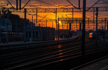 Gdynia, Polonya - 27 Temmuz 2018: Gdynia ana istasyonu (Lehçe: Gdynia Glowna) Pomeranya Voyvoda 'da yer alan Gdynia şehrine hizmet veren ana tren istasyonudur. İstasyon 1921 'de açıldı.