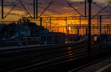 Gdynia, Polonya - 27 Temmuz 2018: Gdynia ana istasyonu (Lehçe: Gdynia Glowna) Pomeranya Voyvoda 'da yer alan Gdynia şehrine hizmet veren ana tren istasyonudur. İstasyon 1921 'de açıldı.