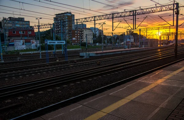 Gdynia, Polonya - 27 Temmuz 2018: Gdynia ana istasyonu (Lehçe: Gdynia Glowna) Pomeranya Voyvoda 'da yer alan Gdynia şehrine hizmet veren ana tren istasyonudur. İstasyon 1921 'de açıldı.