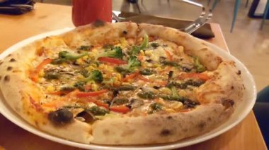 Sebzeli ve peynirli pizza