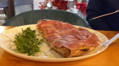 Calzone parma jambonu. Genellikle mayalanmış hamur ile yapılan bir top kaybı olarak tanımlanır.
