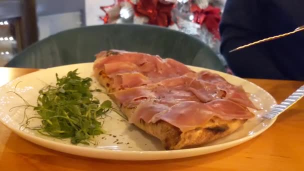Calzone Parma Jambonu Genellikle Mayalanmış Hamur Ile Yapılan Bir Top — Stok video